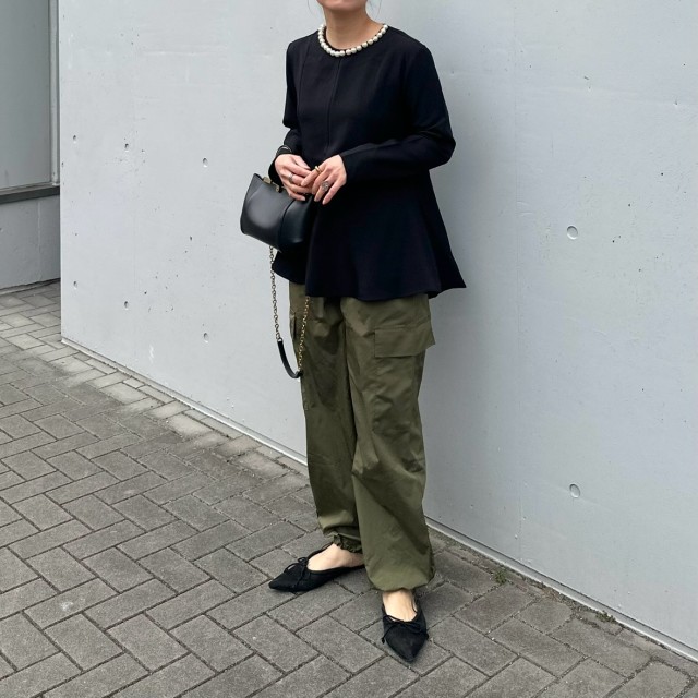 カーゴパンツとは|画像でわかるファッション用語の意味 /カーゴパンツとは?/カーゴパンツはどんなデザイン?/カーゴパンツの服装(レディース)/カーキのカーゴパンツ